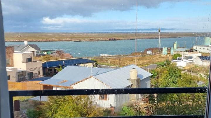 Vista panorámica desde el balcón de la cabaña de Tower Rock Superior en Puerto Deseado