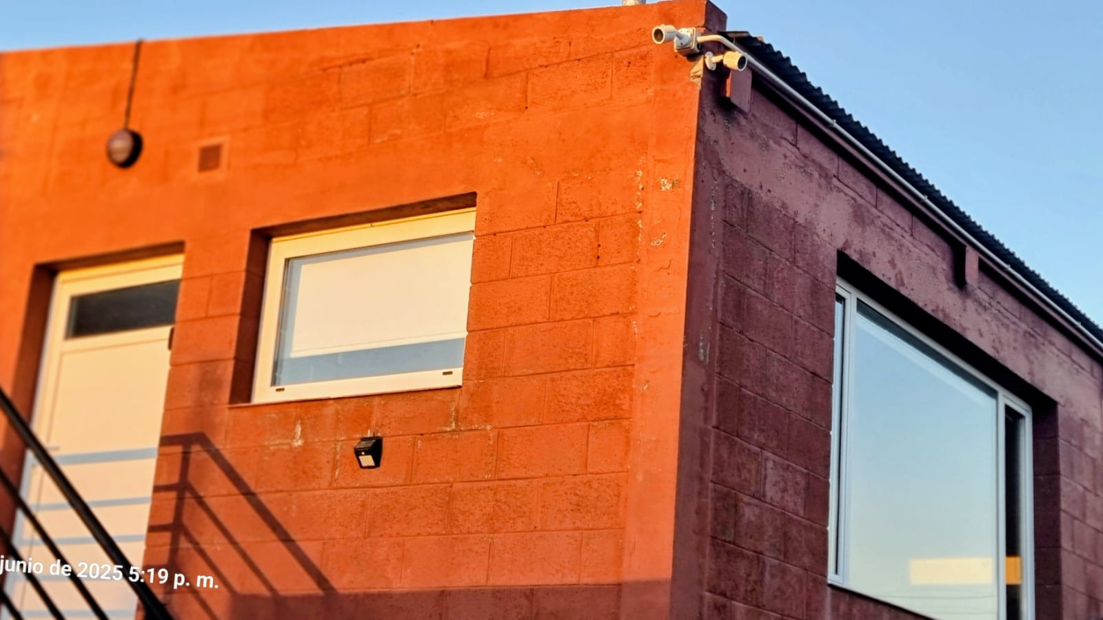 fachada exterior El Mangrullo atardecer en Cabañas Tower Rock Puerto Deseado