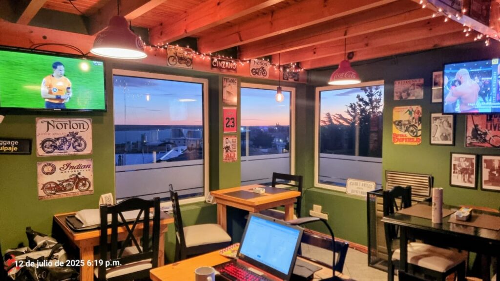 Tower Rock Cafe en Puerto Deseado, con decoración vintage y atardecer patagónico